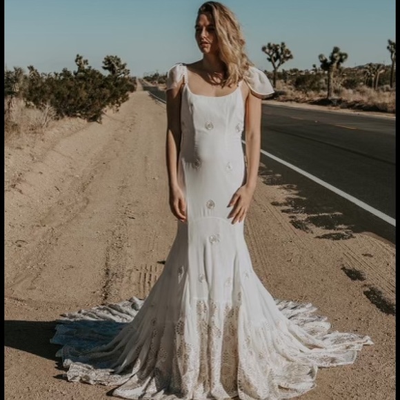 Brand new Wedding Dress from Daughters of Simone. Size small in Ivory Color. - Picture 3 of 8